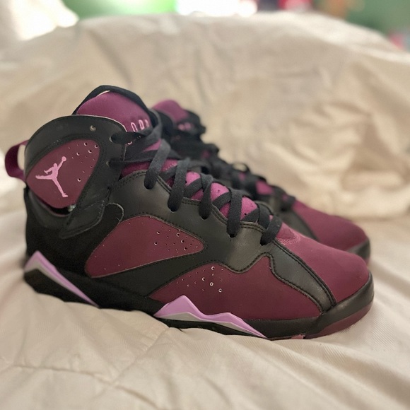 Jordan 7 Retro
Mulberry (GS) - Picture 3 of 12